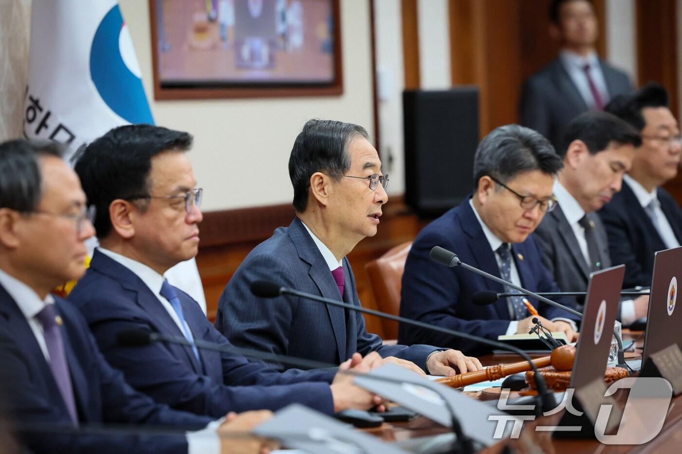 한덕수 대통령 권한대행 국무총리가 14일 서울 종로구 정부서울청사에서 열신 국무회의에서 발언을 하고 있다. (총리실 제공, 재판매 및 DB 금지) 2025.4.14/뉴스1 ⓒ News1 임세영 기자