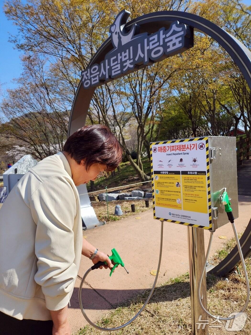 본문 이미지 -  읍시보건소가 봄철 야외활동 증가에 따라 진드기 매개 감염병 예방을 위해 주요 등산로에 해충 기피제 분사기를 확대 설치했다.(정읍시 제공. 재판매 및 DB금지)