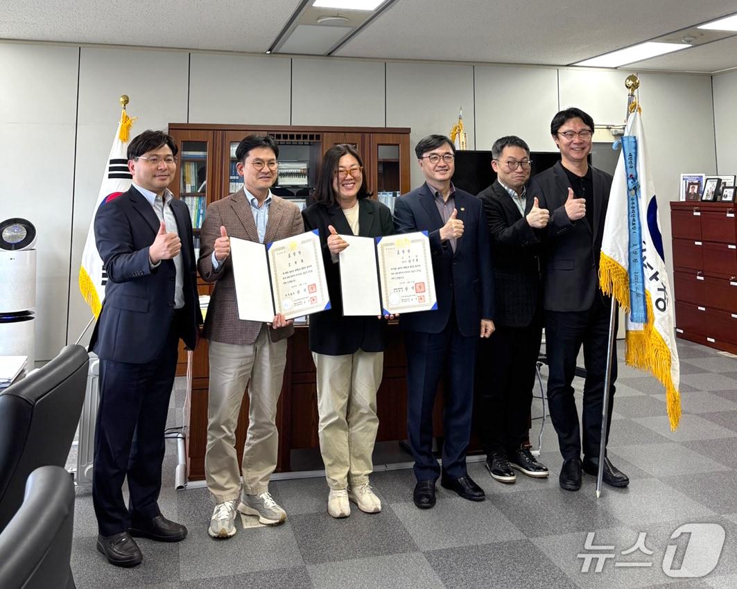 본문 이미지 - 왼쪽부터 박철웅 대변인, 온라인 담당 한명일 사무관, 강은경 주무관, 임기근 조달청장, 평가 담당 이용훈 사무관, 언론 담당 김대호 사무관이 기념 촬영을 하고 있다.(조달청 제공.재판매 및 DB금지)/뉴스1