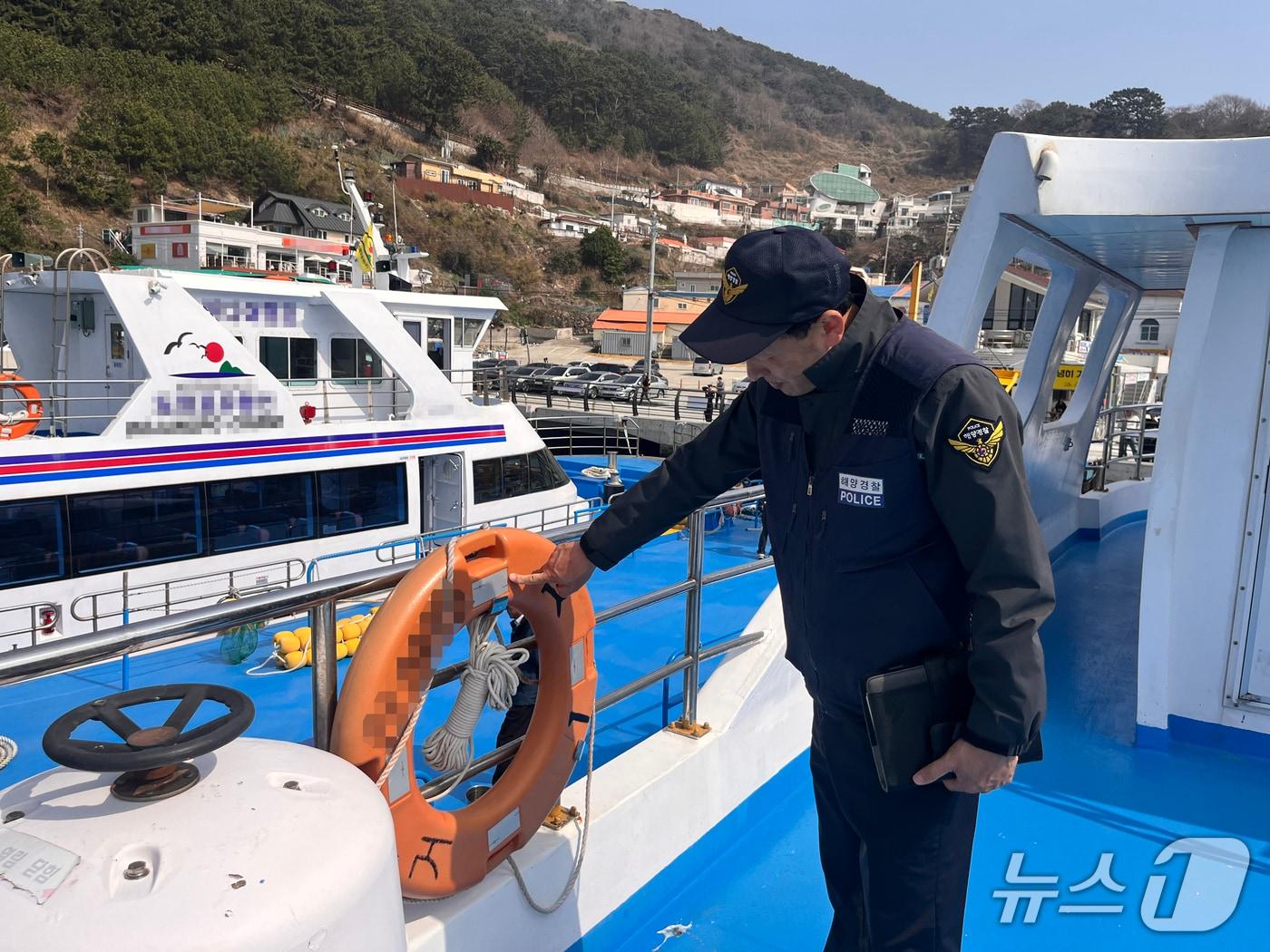 본문 이미지 - 사천해경의 선박 점검 장면(사천해경 제공. 재판매 및 DB금지).