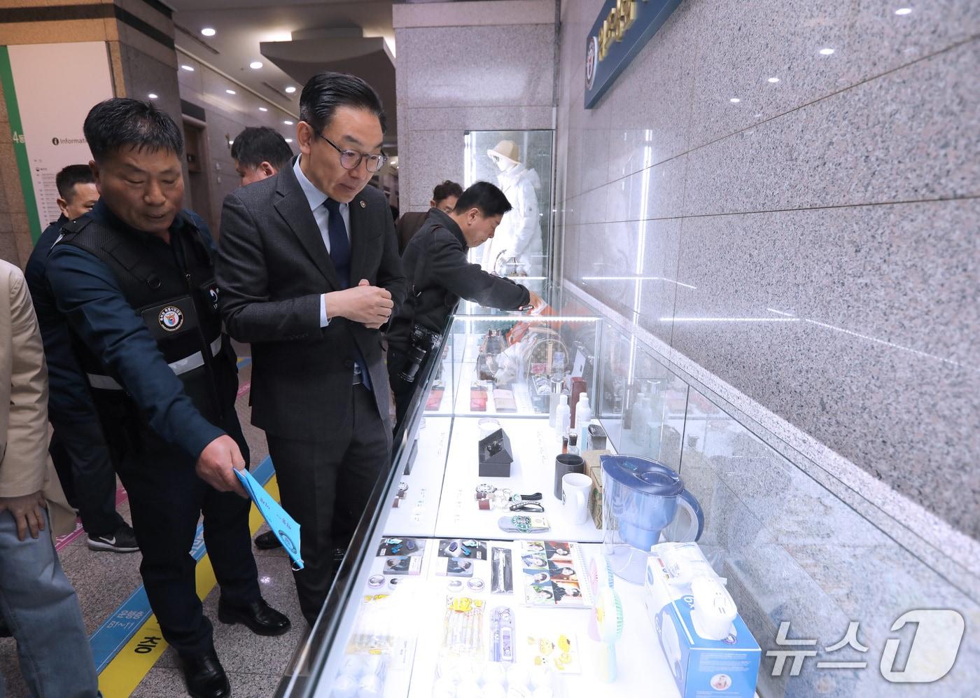 김완기 특허청장(왼쪽 두번째)이 위조상품 팝업전시장을 둘러보고 있다.(특허청 제공.재판매 및 DB금지)/뉴스1 