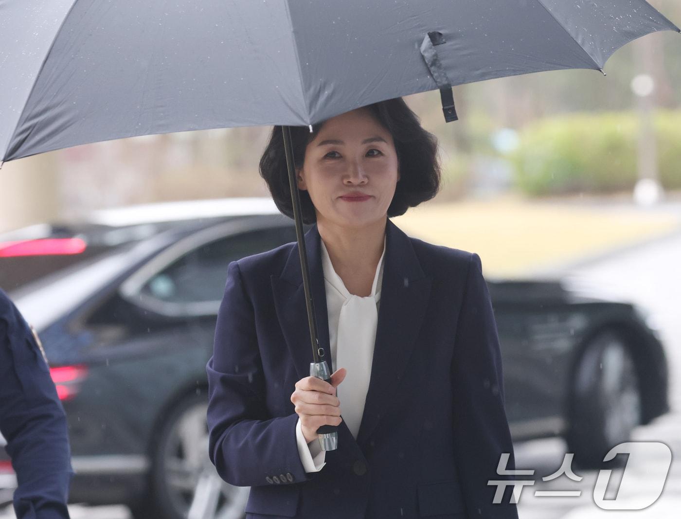 본문 이미지 - '공직선거법 위반' 혐의로 1심에서 벌금형을 선고받은 이재명 더불어민주당 대표 배우자 김혜경 씨가 14일 오후 경기 수원시 영통구 수원고등법원에서 열린 항소심 공판에 출석하고 있다. 2025.4.14/뉴스1 ⓒ News1 김영운 기자