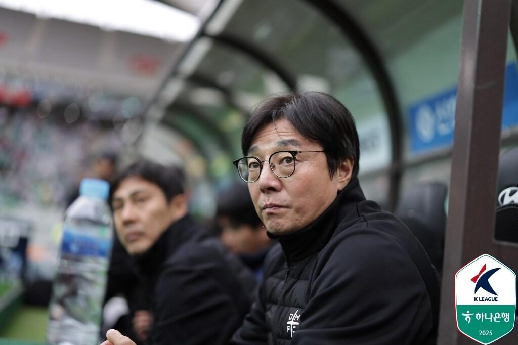 본문 이미지 - 대전 하나시티즌 황선홍 감독. &#40;한국프로축구연맹 제공&#41;
