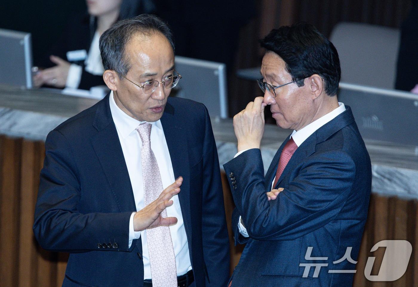 김상훈 당시 국민의힘 정책위의장&#40;오른쪽&#41;과 추경호 의원이 14일 오후 서울 여의도 국회에서 열린 제424회 국회&#40;임시회&#41; 제2차 본회의에서 대화를 나누고 있다. 2025.4.14/뉴스1 ⓒ News1 이재명 기자