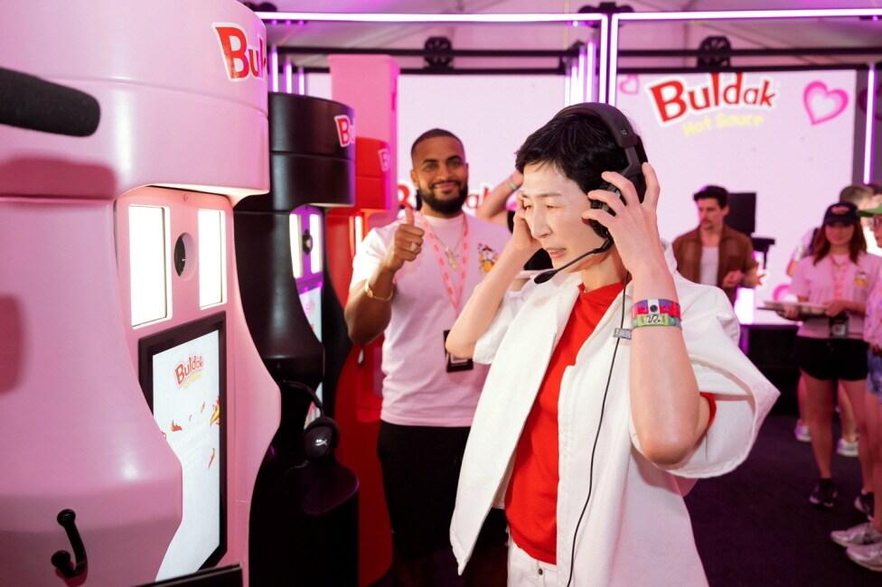 본문 이미지 - 김정수 부회장이 불닭소스 부스에서 체험하고 있는 모습(삼양라운드스퀘어 제공)