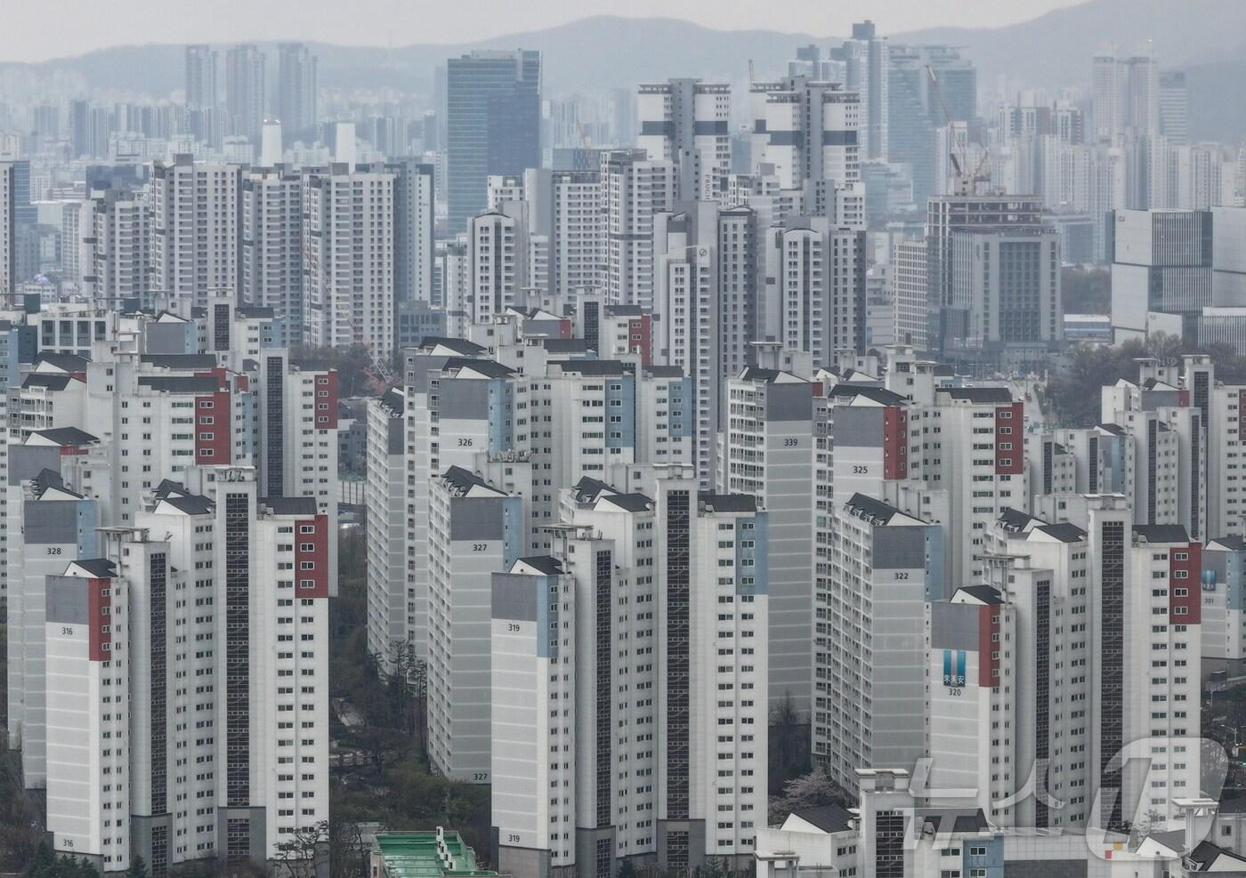 사진은 경기 과천 시내 아파트 단지들의 모습. 2025.4.14/뉴스1 ⓒ News1 김도우 기자