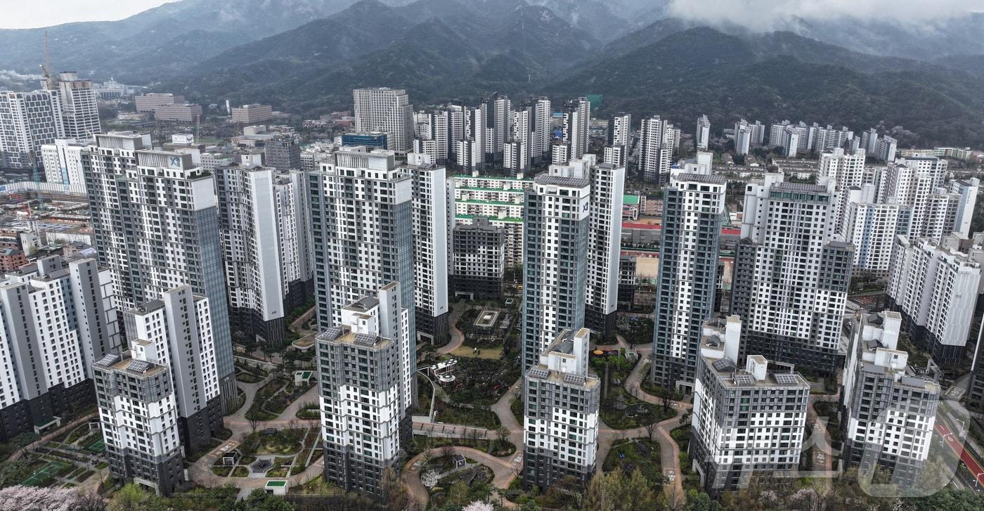 경기 과천 시내 아파트 단지들의 모습. 2025.4.14/뉴스1 ⓒ News1 김도우 기자