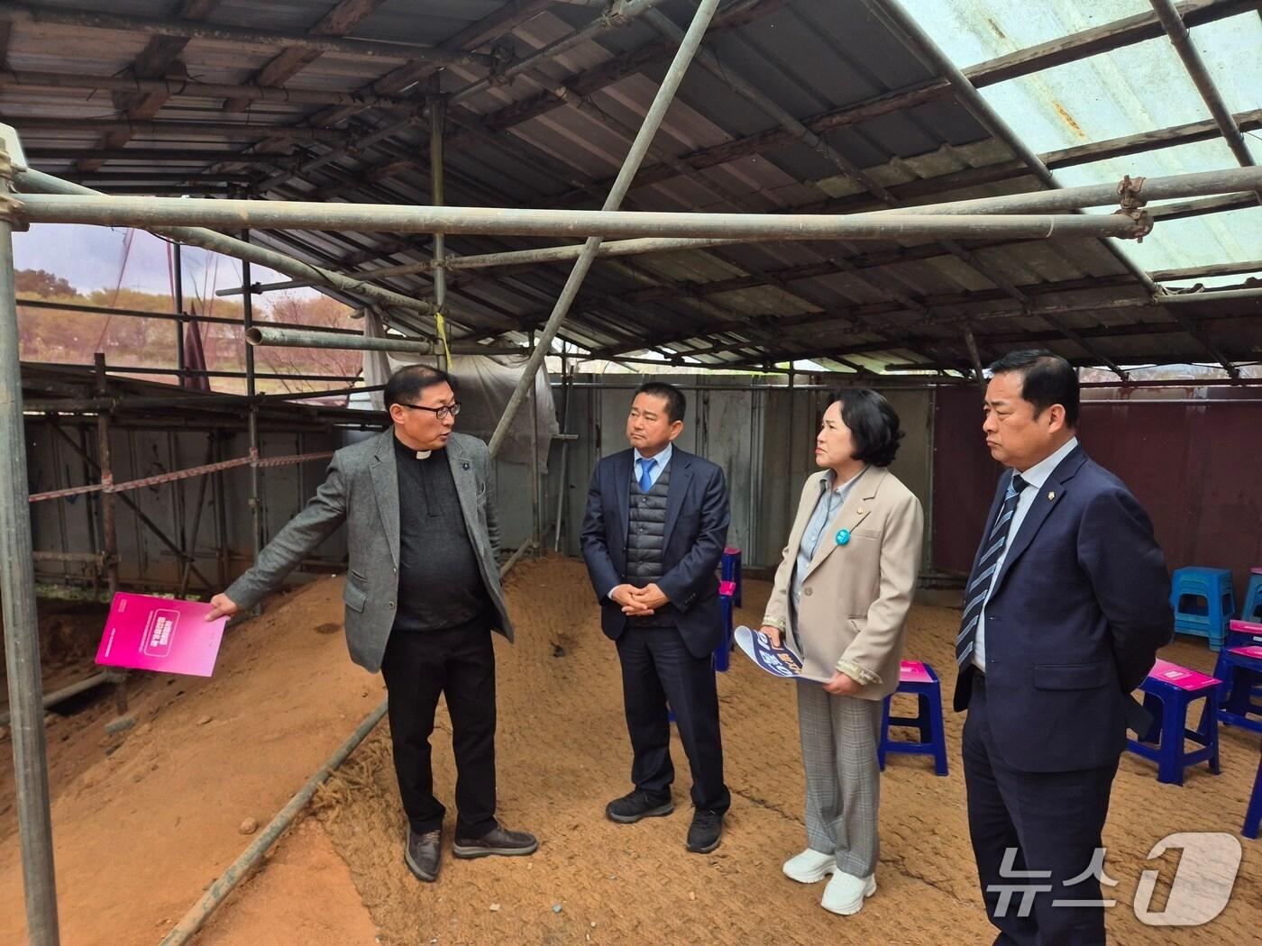 본문 이미지 - 14일 윤수봉 전북자치도의원(왼쪽 두번째)이 초남이성지권역 천주교유적 국가사적 현지 심사를 참관하고 있다.(의회제공. 재판매 및 DB금지)2025.4.14/뉴스1