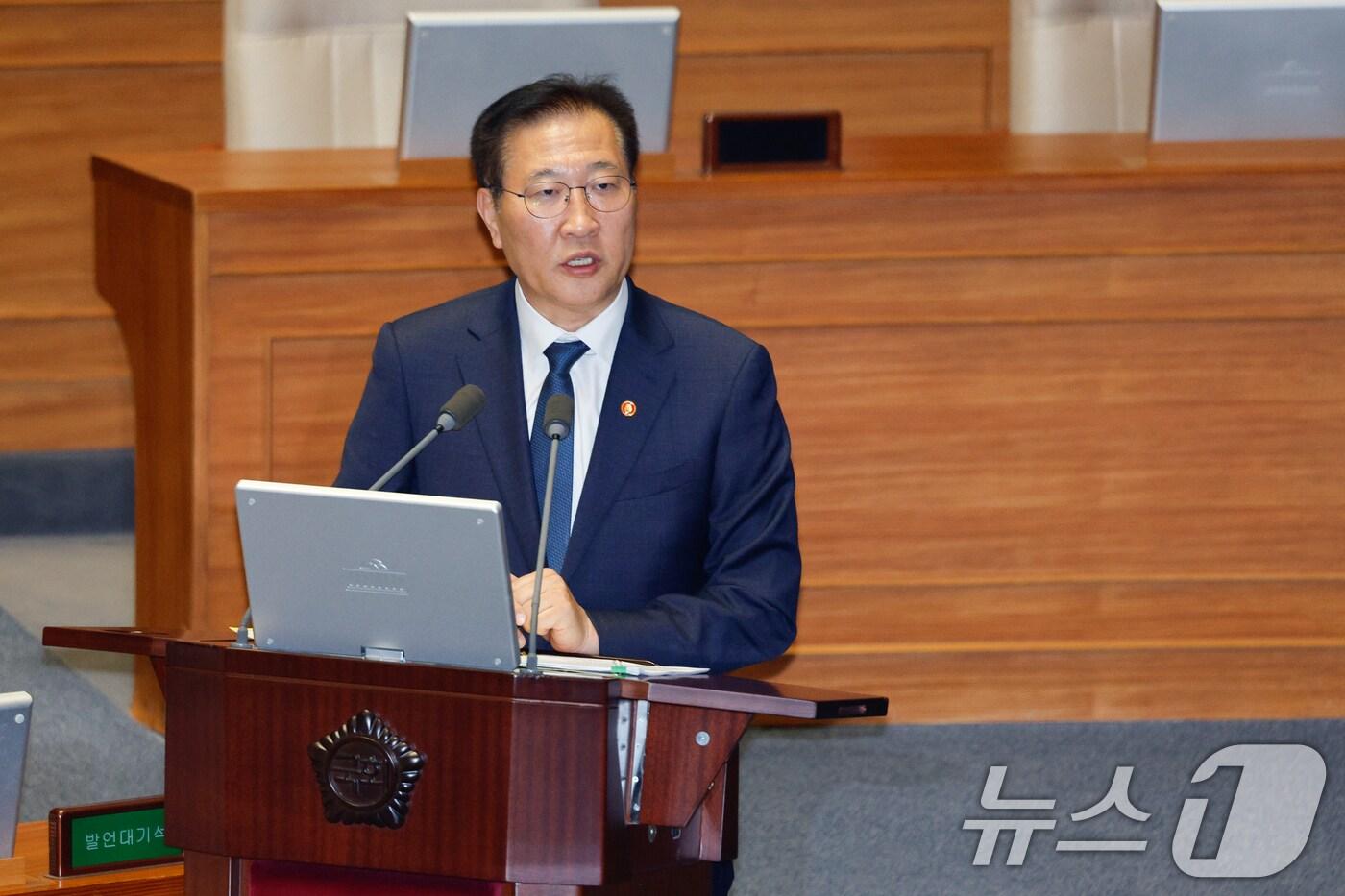 박성재 법무부 장관이 14일 오후 서울 여의도 국회 본회의장에서 김영배 더불어민주당 의원의 정치·외교·통일·안보에 관한 대정부질문에 답하고 있다. 2025.4.14/뉴스1 ⓒ News1 안은나 기자