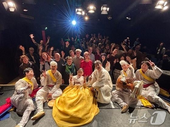 본문 이미지 -  충북 충주시가 올해부터 2027년까지 200억 원을 들여 문화도시 사업을 추진하는 가운데, 어떤 변화를 보여줄 지 주목되고 있다. 사진은 몰개의 오스트리아 공연.(자료사진)/뉴스1