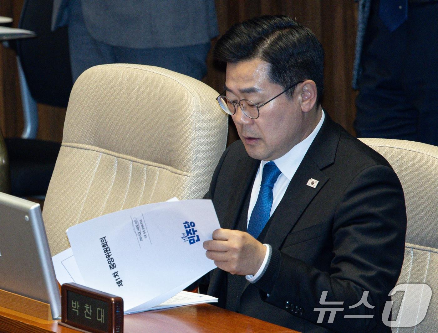 본문 이미지 - 박찬대 더불어민주당 대표 직무대행 겸 원내대표가 14일 오후 서울 여의도 국회에서 열린 제424회 국회(임시회) 제2차 본회의에서 제1차 중앙위원회의 관련 자료를 살펴보고 있다. 2025.4.14/뉴스1 ⓒ News1 이재명 기자