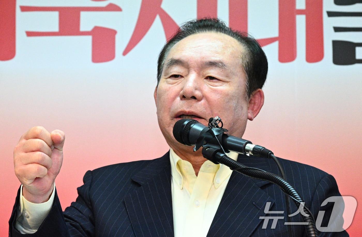 이인제 전 의원이 14일 오후 서울 여의도 대하빌딩에 마련된 홍준표 전 대구시장 캠프 사무실에서 지지 발언을 하고 있다. &#40;공동취재&#41; 2025.4.14/뉴스1 ⓒ News1 박정호 기자