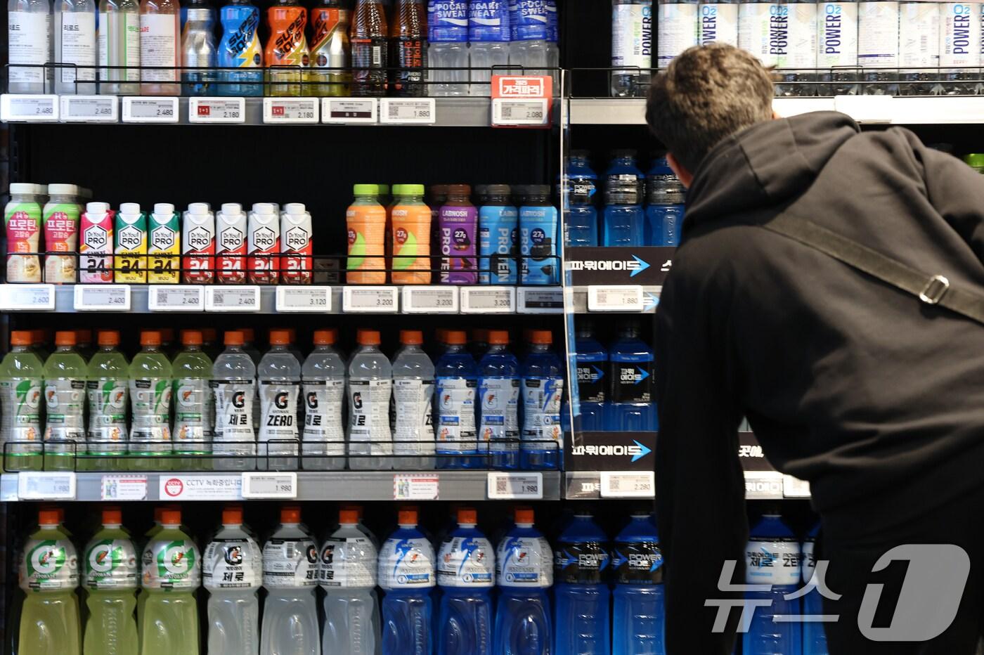서울 도심의 한 마트 이온음료 코너. 2025.4.14/뉴스1 ⓒ News1 권현진 기자