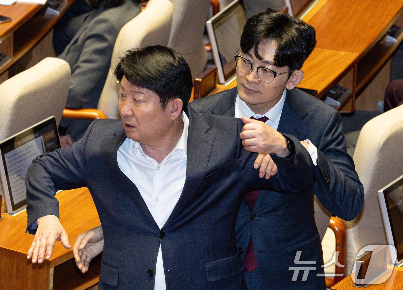 본문 이미지 - 2025년 4월 14일 서울 여의도 국회에서 열린 제424회 국회(임시회) 제2차 본회의에서 김원이 더불어민주당 의원과 언쟁을 벌이고 있는 권영진 국민의힘 의원. 2025.4.14 ⓒ 뉴스1 이재명 기자