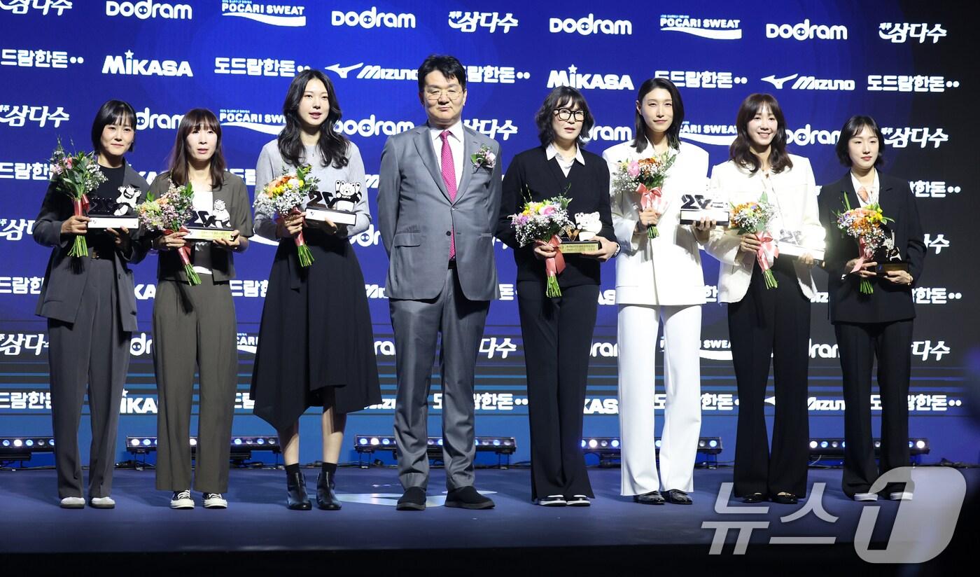 14일 오후 서울 서대문구 그랜드 스위스 호텔에서 열린 프로배구 &#39;2024-2025 도드람 V리그&#39; 시상식에서 여자부 20주년 베스트7 상을 수상한 임명옥&#40;리베로&#41;, 이효희&#40;세터&#41;, 양효진&#40;미들블로커&#41;, 정대영&#40;미들블로커&#41;, 김연경&#40;아웃사이드히터&#41;, 한송이&#40;아웃사이드히터&#41;, 황연주&#40;아포짓스파이커&#41;가 조원태 한국배구연맹 총재와 기념촬영하고 있다. 2025.4.14/뉴스1 ⓒ News1 이승배 기자