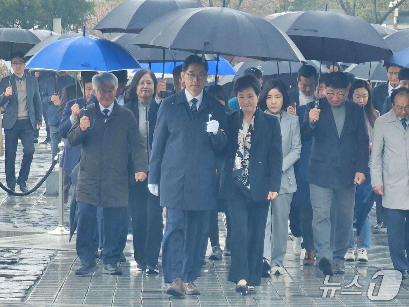 본문 이미지 - 14일 오후 경남 김해 봉하마을의 고 노무현 전 대통령 묘역을 찾은 김경수 전 경남지사가 참배를 위해 묘역으로 이동하고 있다. ⓒ 뉴스1 박민석 기자