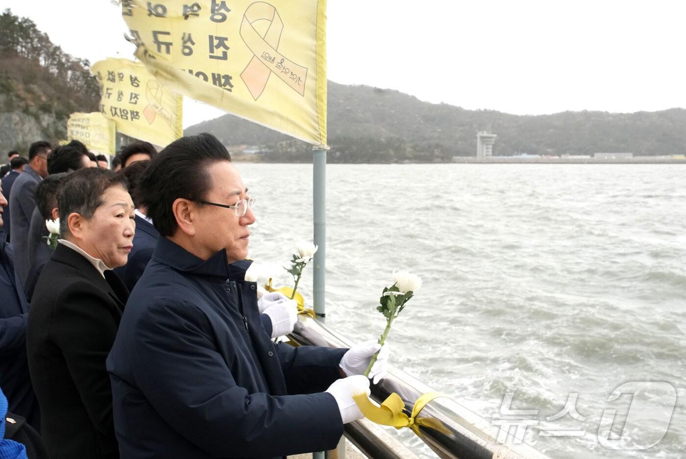 김영록 전라남도지사가 세월호 참사 11주기를 이틀 앞둔 14일 오후 진도군 임회면 진도항을 찾아 추모 헌화 및 묵념의 시간을 갖고 무고한 희생자의 넋을 기리고 있다.&#40;전남도 제공. 재판매 및 DB금지&#41; 2025.4.14/뉴스1 ⓒ News1 전원 기자