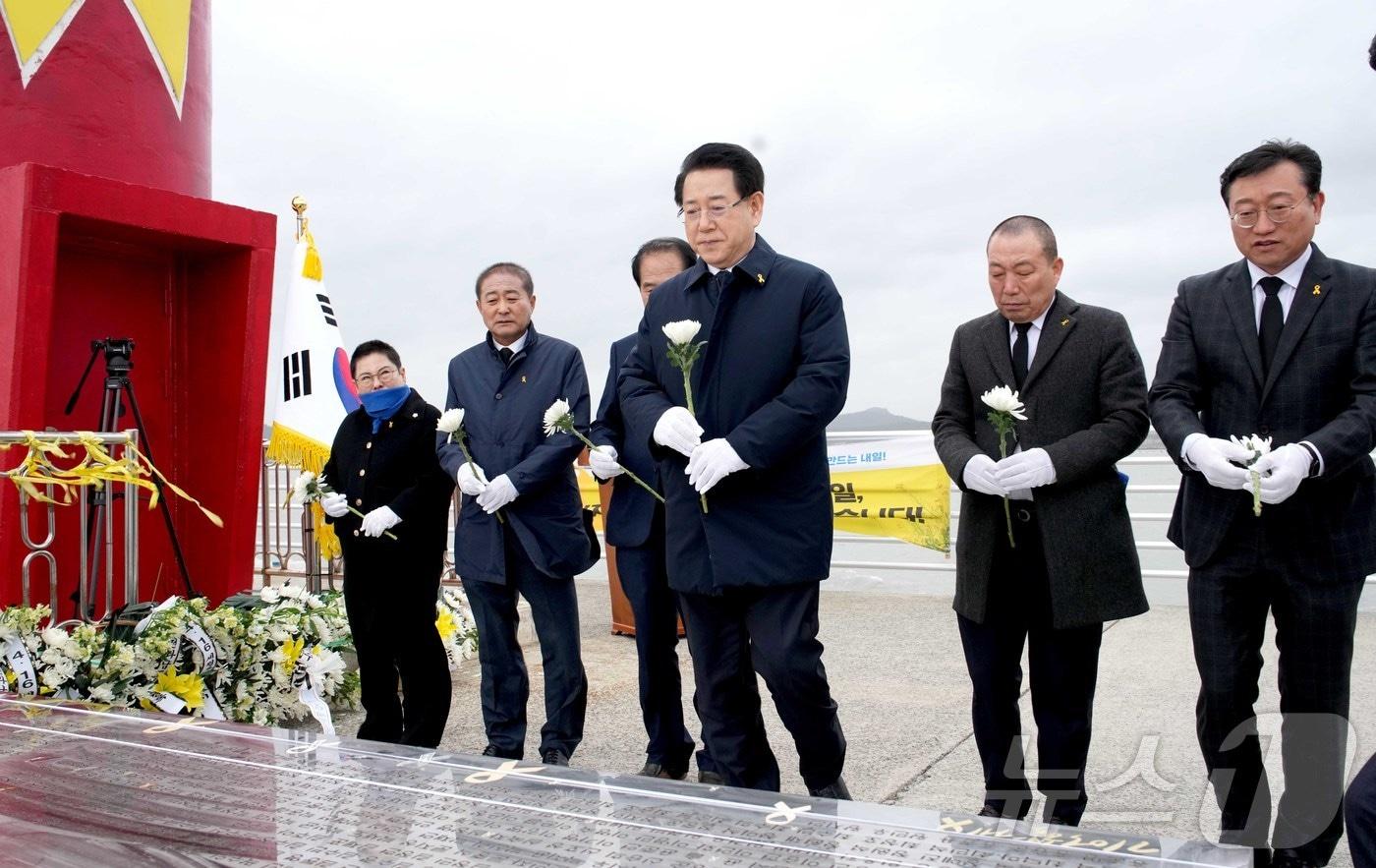 김영록 전라남도지사가 세월호 참사 11주기를 이틀 앞둔 14일 오후 진도군 임회면 진도항을 찾아 추모 헌화 및 묵념의 시간을 갖고 무고한 희생자의 넋을 기리고 있다.&#40;전남도 제공. 재판매 및 DB금지&#41; 2025.4.14/뉴스1 