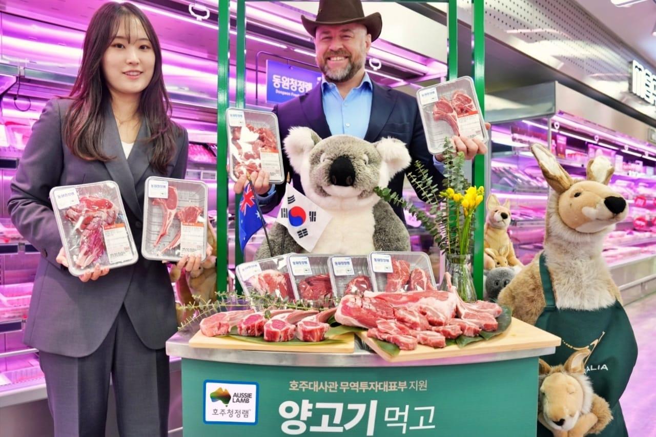 본문 이미지 - 롯데마트 모델이 호주산 양고기 행사를 홍보하는 모습.(롯데마트 제공)