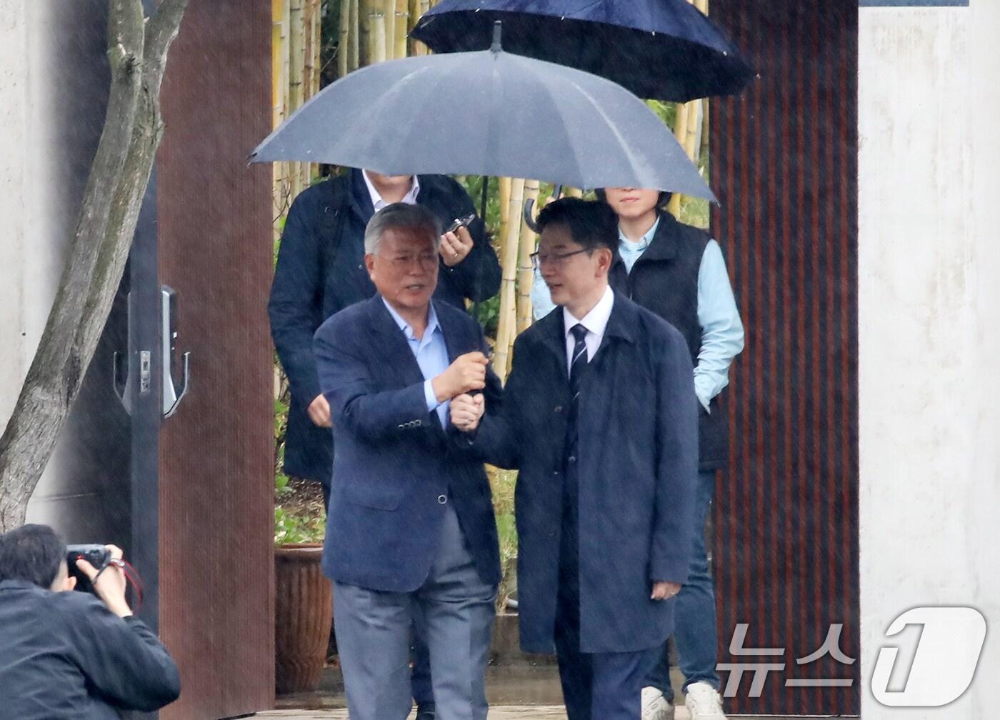 본문 이미지 -  김경수 전 경남지사가 지난 4월 14일 오후 경남 양산시 하북면 평산마을 문재인 전 대통령 사저를 예방한 뒤 문 전 대통령과 사저를 나서는 모습. 2025.4.14/뉴스1 ⓒ News1 윤일지 기자