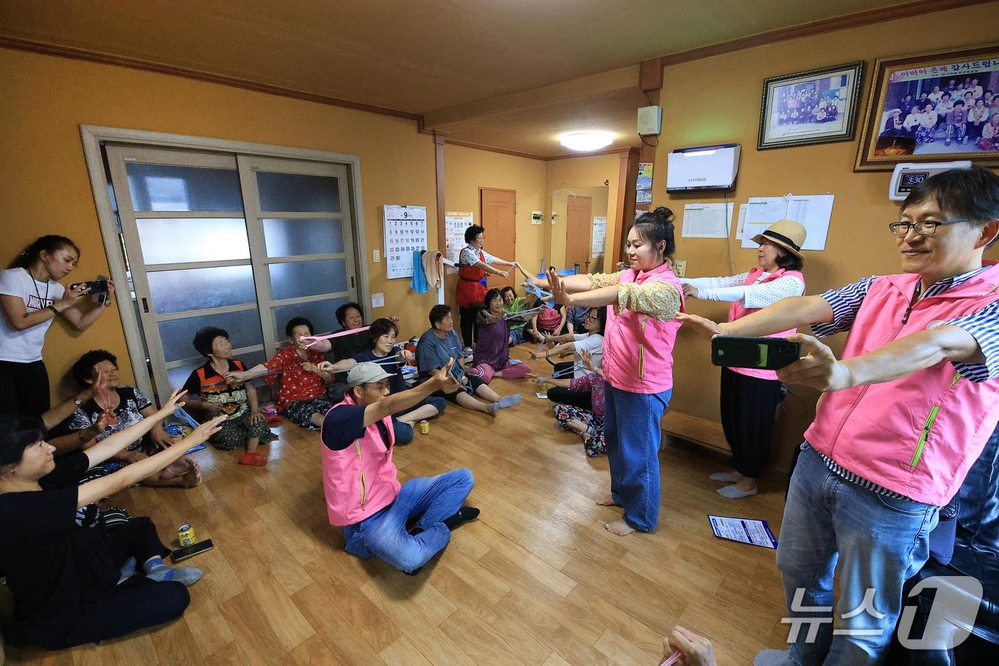 전북자치도 무주군의 농촌 찾아가는 사회서비스 봉사단 활동 모습(무주군 제공. 재판매 및 DB금지)