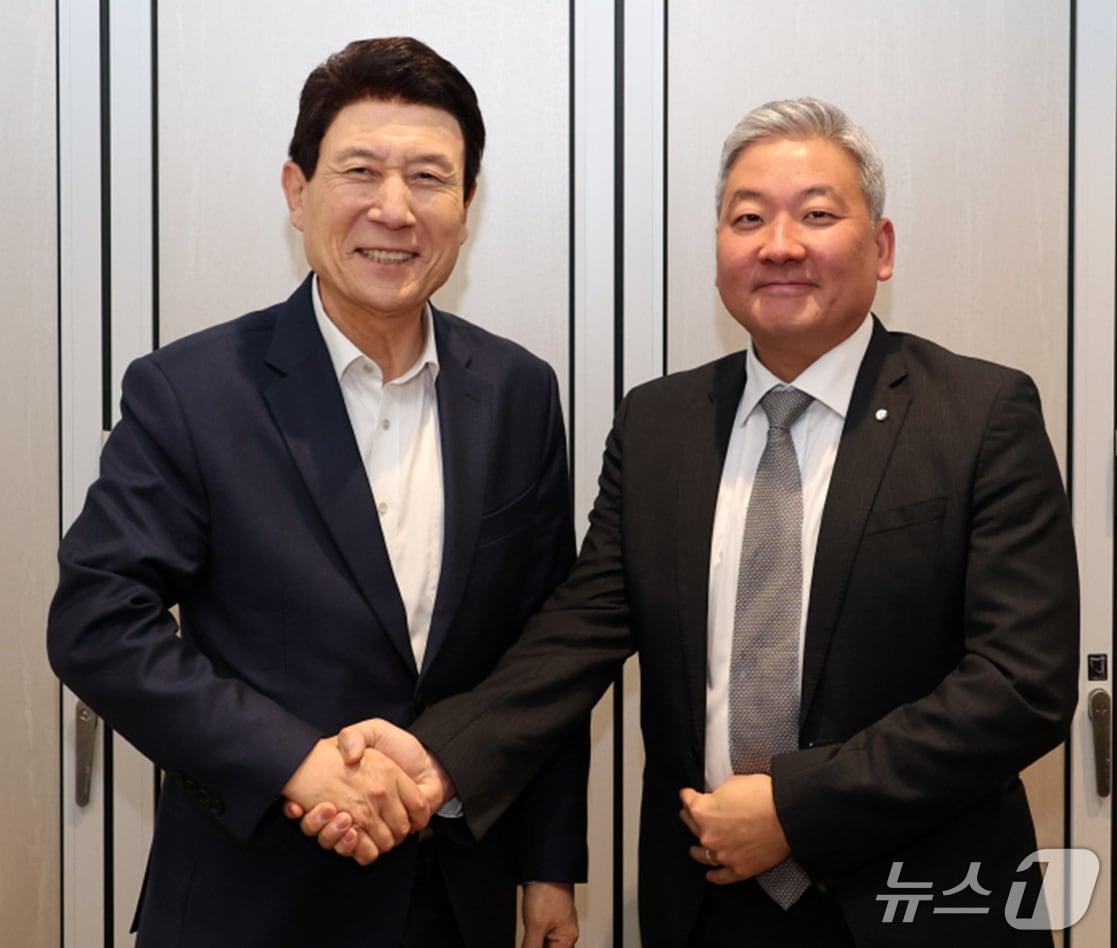 본문 이미지 - 14일 이강덕 시장(왼쪽)이 서울 강남구에서 이주옥 세계경제포럼 아시아태평양 국장과 만나 포항시와 WEF 간 협력 방안에 대해 논의한 후 악수하고 있다. (포항시제공, 제판매 및 DB 금지) 2025.4.14/뉴스1