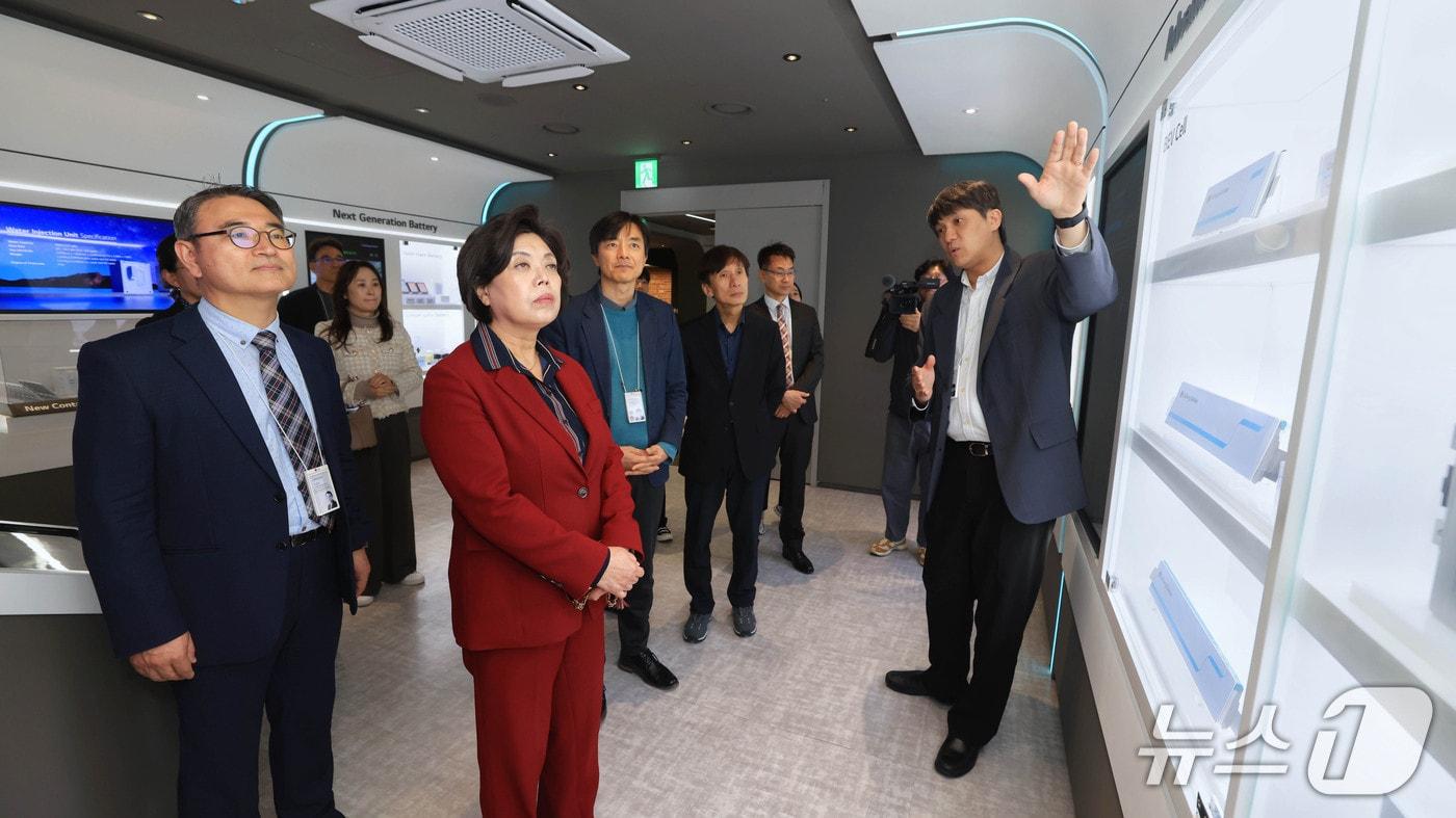 신계용(왼쪽 두 번째) 과천시장이 LG에너지솔루션 대전 기술연구원을 방문한 모습.(과천시 제공)
