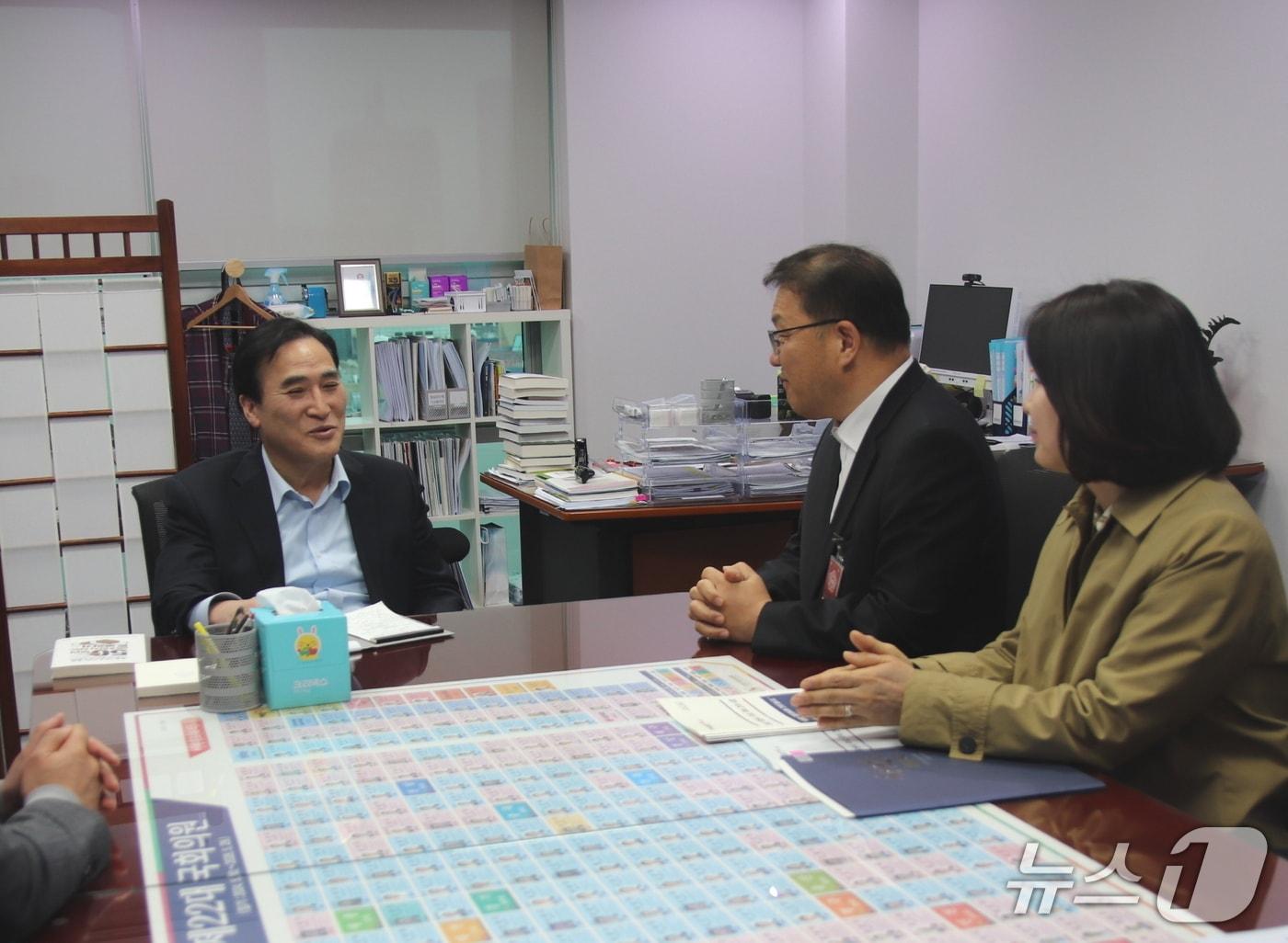 본문 이미지 - 장금용 창원시장 권한대행&#40;가운데&#41;이 14일 국회 김종양 의원실에서 김 의원&#40;왼쪽&#41;과 대화를 나누고 있다.&#40;창원시 제공. 재판매 및 DB금지&#41;