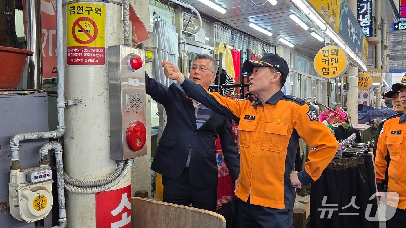 김문용 신임 대전소방본부장이 중앙시장 현장점검을 하고 있다.(대전소방본부 제공, 재판매 및 DB금지)/뉴스1