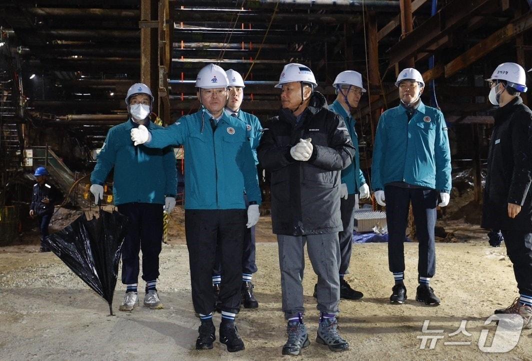 본문 이미지 - 진교훈 강서구청장이 공사 현장을 찾아 관계자와 함께 땅꺼짐 예방대책 등을 살펴보고 있다. (강서구청 제공)