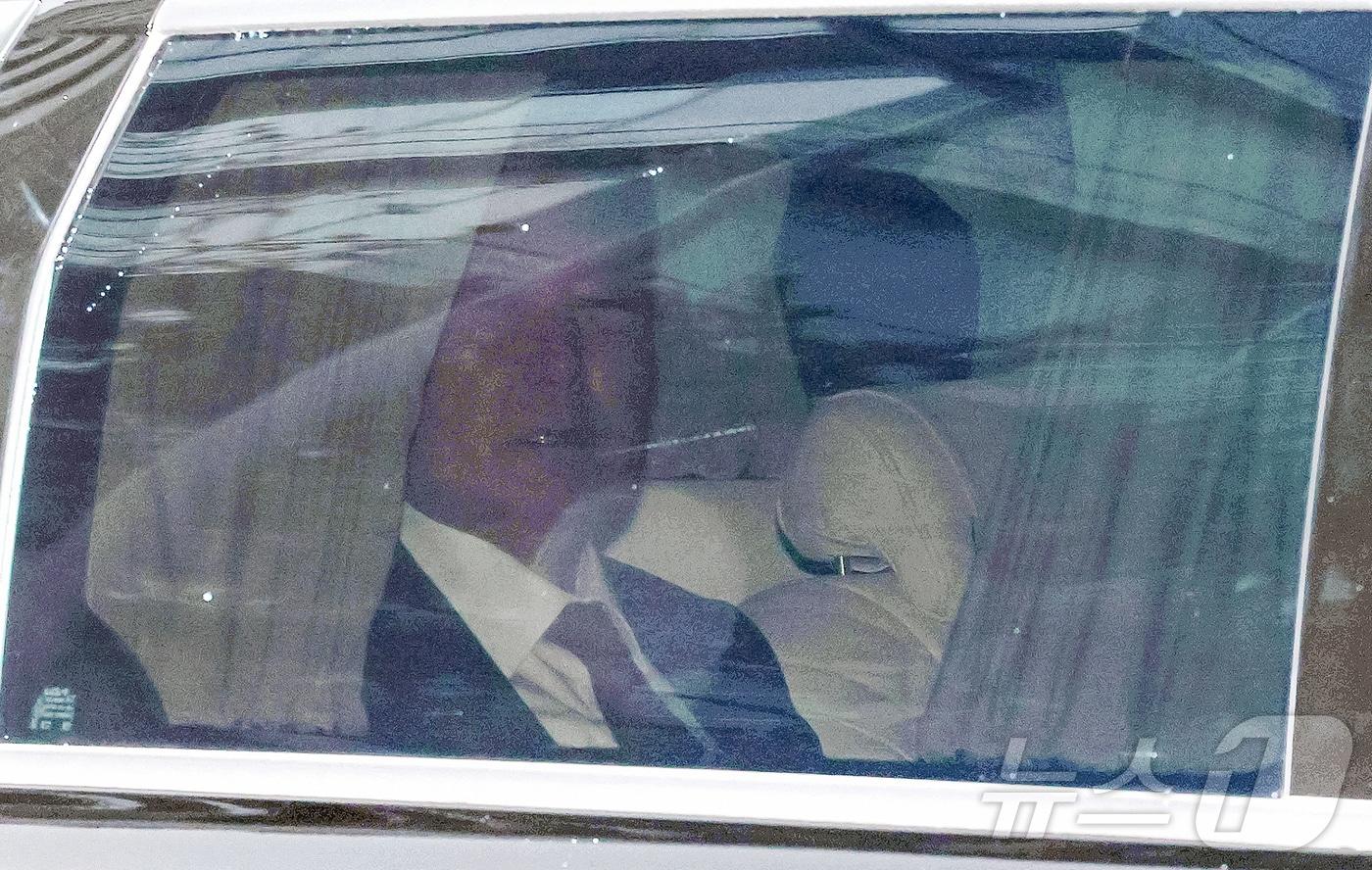 윤석열 전 대통령이 14일 서울 서초구 서울중앙지방법원에서 열린 내란 우두머리 혐의 1차 공판을 마친 뒤 차량을 타고 서초동 사저로 들어서고 있다. 2025.4.14/뉴스1 ⓒ News1 박세연 기자