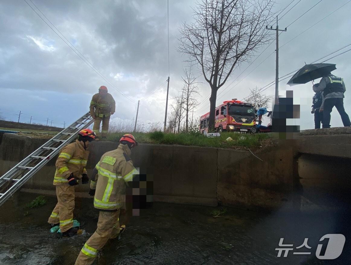 본문 이미지 - 14일 오후 5시 15분께 전북자치도 정읍시 정우면 한 도로에서 SUV와 의료용 전동스쿠터가 추돌했다.(전북소방 제공. 재판매 및 DB 금지) 