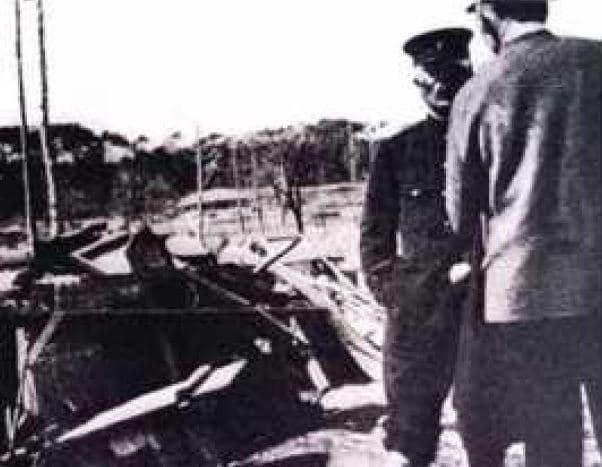 본문 이미지 - 제암리 학살이 자행된 제암교회 앞에서 일본순사와 선교사가 사건 내용을 주고받는 모습을 석호필 박사가 몰래 촬영한 사진. (스코필드 기념사업회 제공)