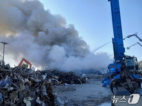 본문 이미지 - 부산 사하구 YK스틸 야적장 화재 현장.(부산소방재난본부 제공. 재판매 및 DB금지)