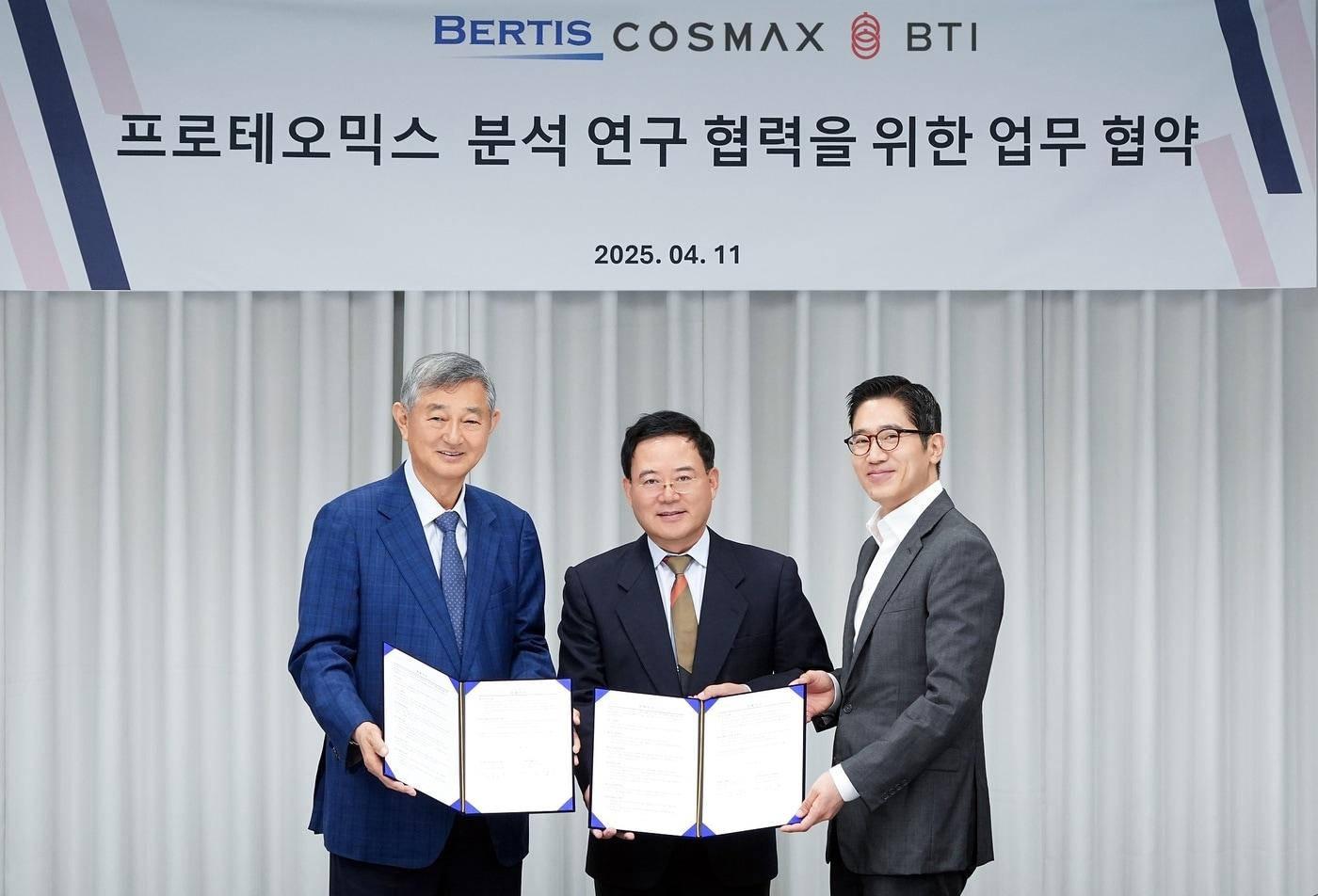11일 경기도 성남시 코스맥스 사옥에서 열린 업무 협약식에서 (왼쪽부터) 이경수 코스맥스그룹 회장, 노동영 베르티스 공동 대표, 한승만 베르티스 공동 대표가 기념촬영을 하고 있다.(코스맥스제공)