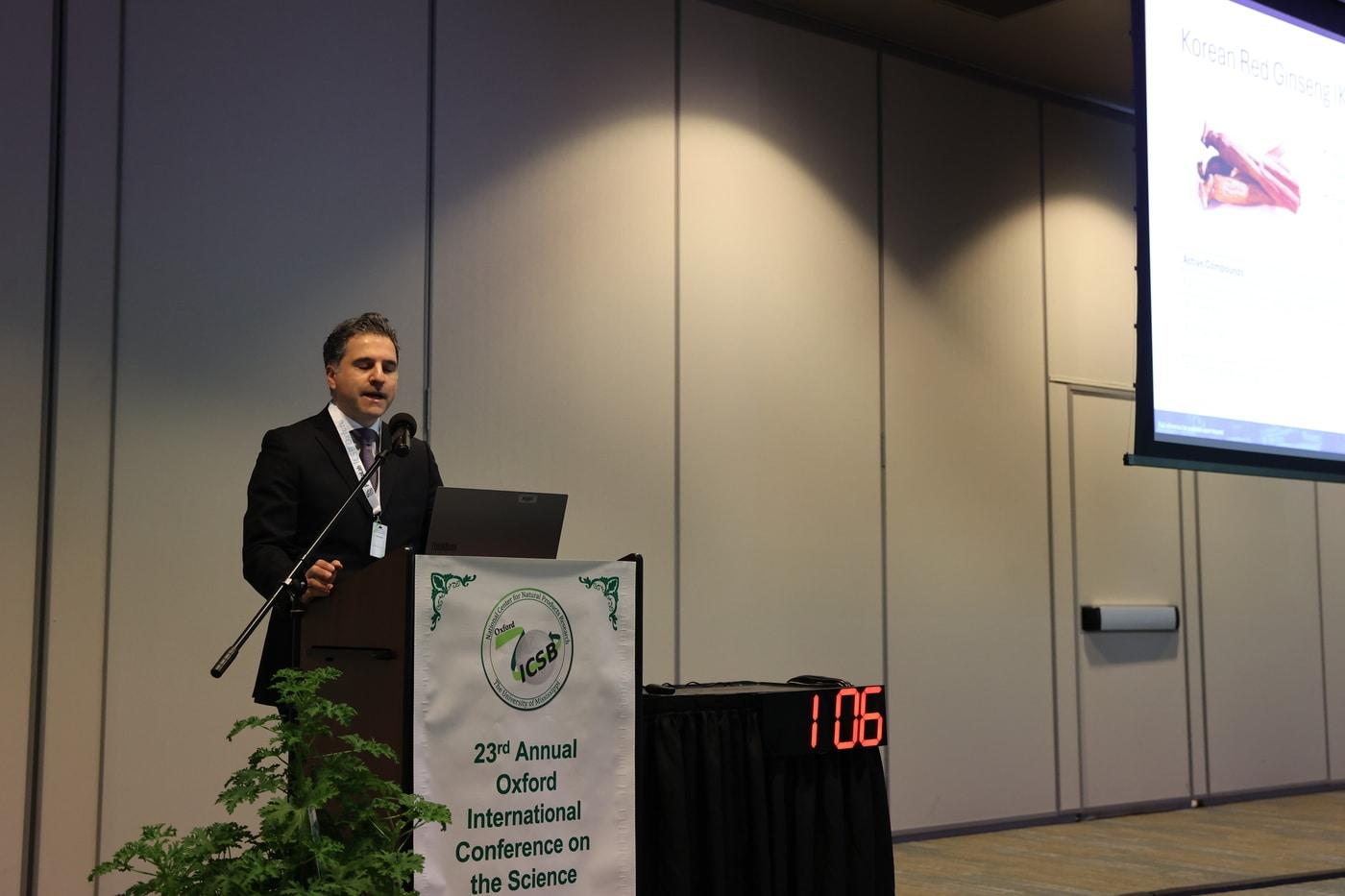 미국 국제천연물과학회 아미르 라피 박사 발표 모습(KGC인삼공사 제공)