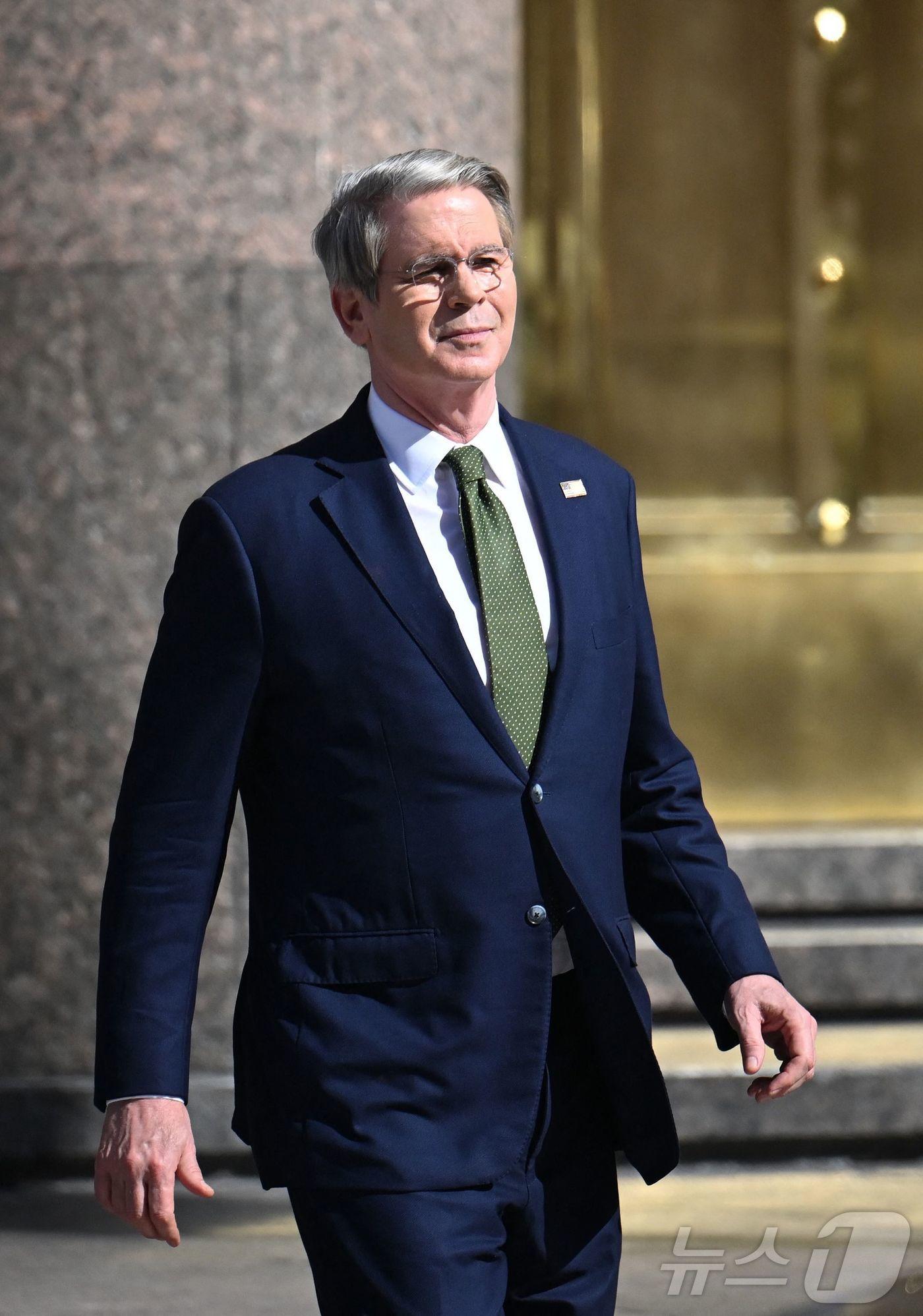 본문 이미지 - 스콧 베센트 미국 재무부 장관이 14일(현지시간) 부에노스아이레스의 카사 로사다 정부 궁전에서 하비에르 밀레이 아르헨티나 대통령을 만나기 위해 경제부 건물을 나서고 있다. ⓒ AFP=뉴스1 ⓒ News1 류정민 특파원