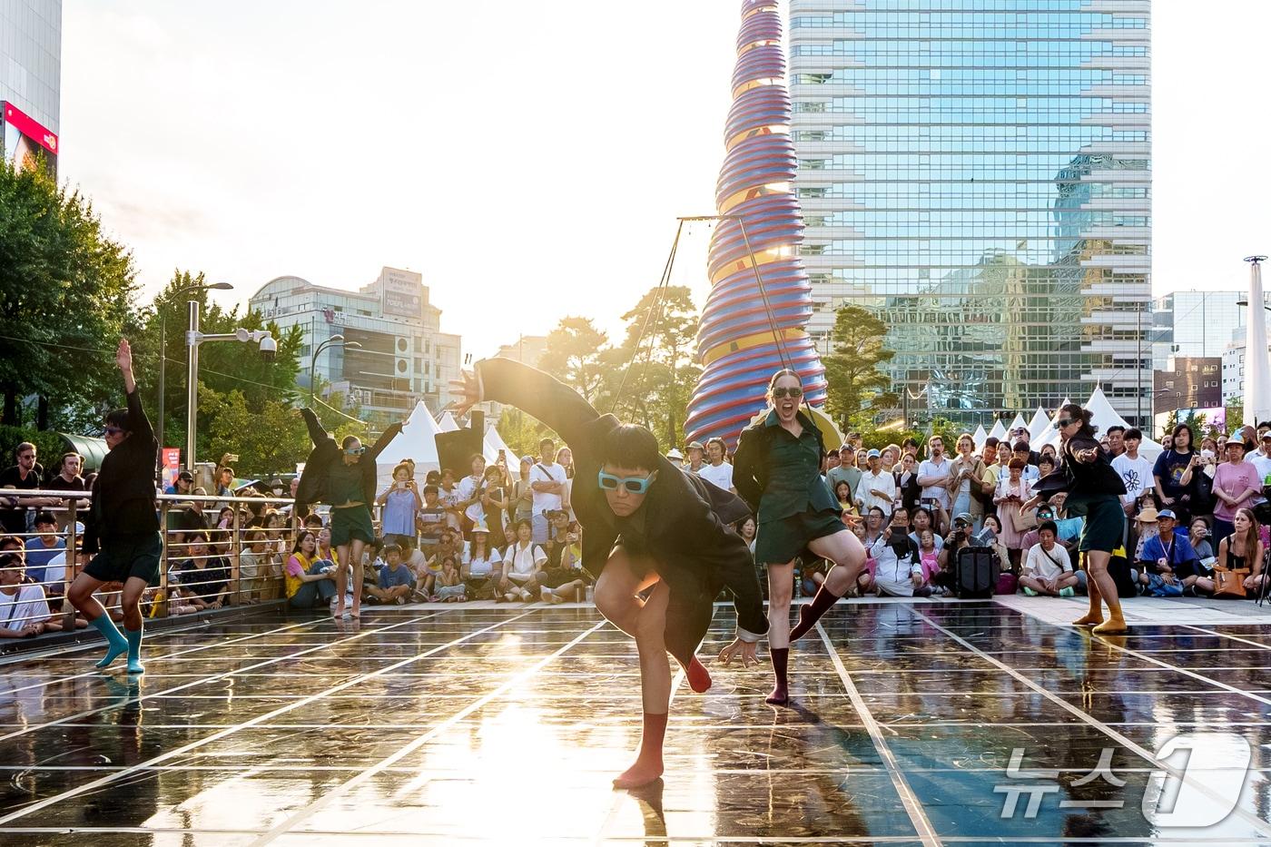 서울거리예술축제2024 참가작품 에스더 엘렌 '아무도 완벽하지 않아'