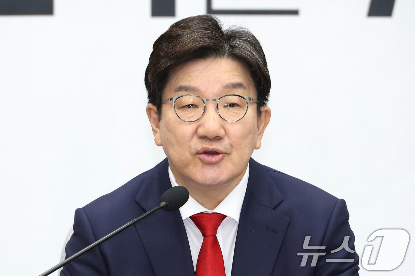 권성동 국민의힘 원내대표가 15일 오전 서울 여의도 국회에서 열린 원내대책회의에서 발언하고 있다. 2025.4.15/뉴스1 ⓒ News1 이광호 기자