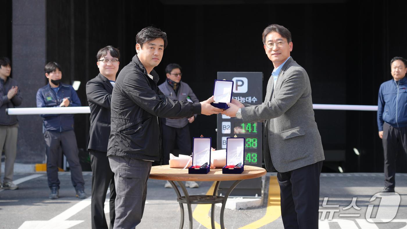 평택역 경남아너스빌 디아트’에서 진행된 감사패 전달식 (SM그룹 제공)