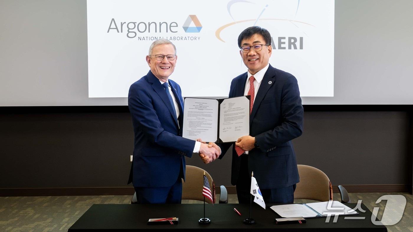  주한규 한국원자력연구원장(오른쪽)이 폴 컨스 미국 아르곤국립연구소장과 원자력 기술 협력을 위한 업무협약을 마친 뒤 기념사진을 찍고 있다. (원자력연 제공. 재판매 및 DB금지) /뉴스1