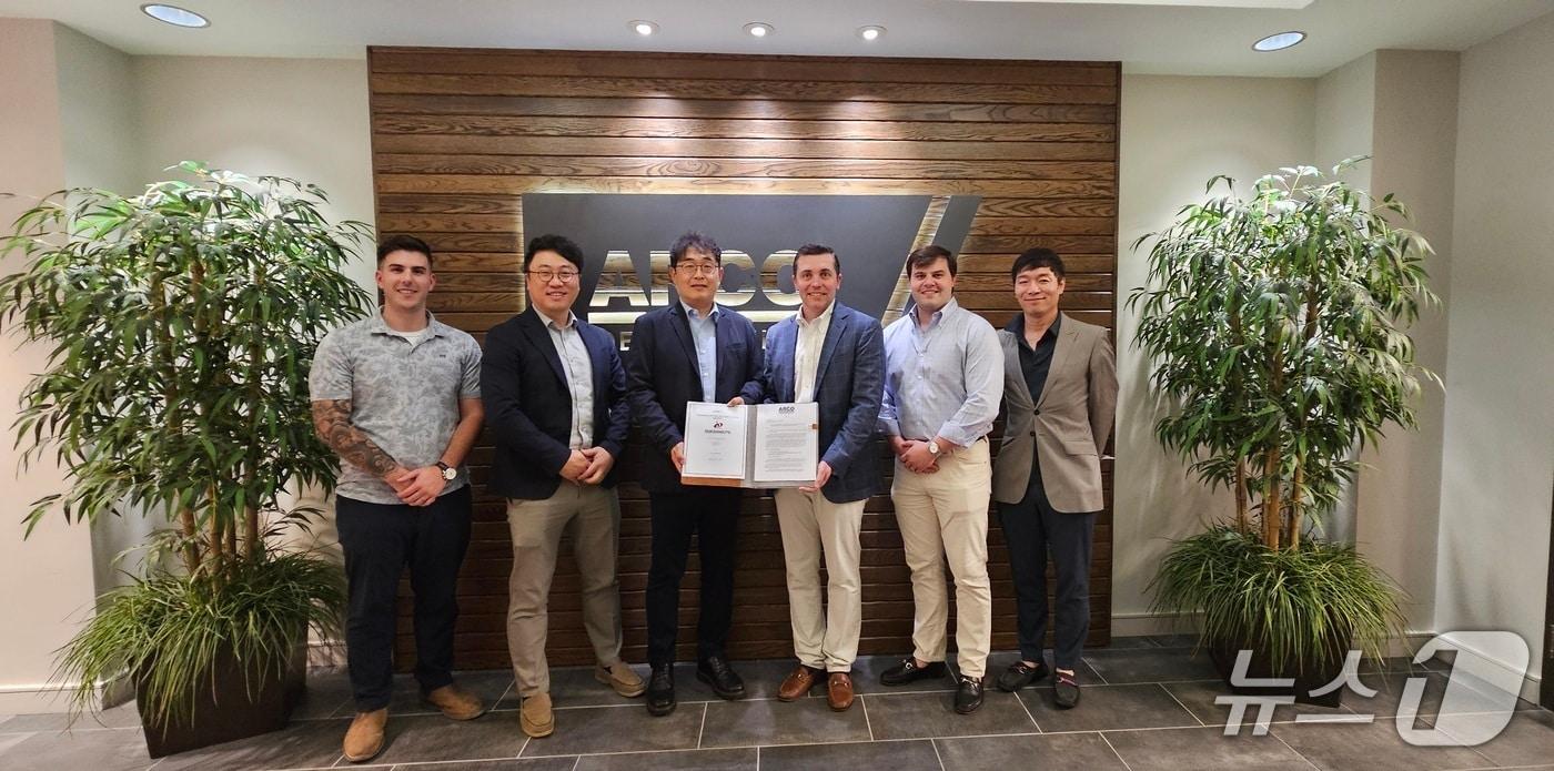 유희성 덕신EPC 대표(왼쪽에서 3번째)와 웨스 142 구조 대표(오른쪽에서 3번째)가 설계반영 협약을 체결하고 있다. (덕신EPC 제공)