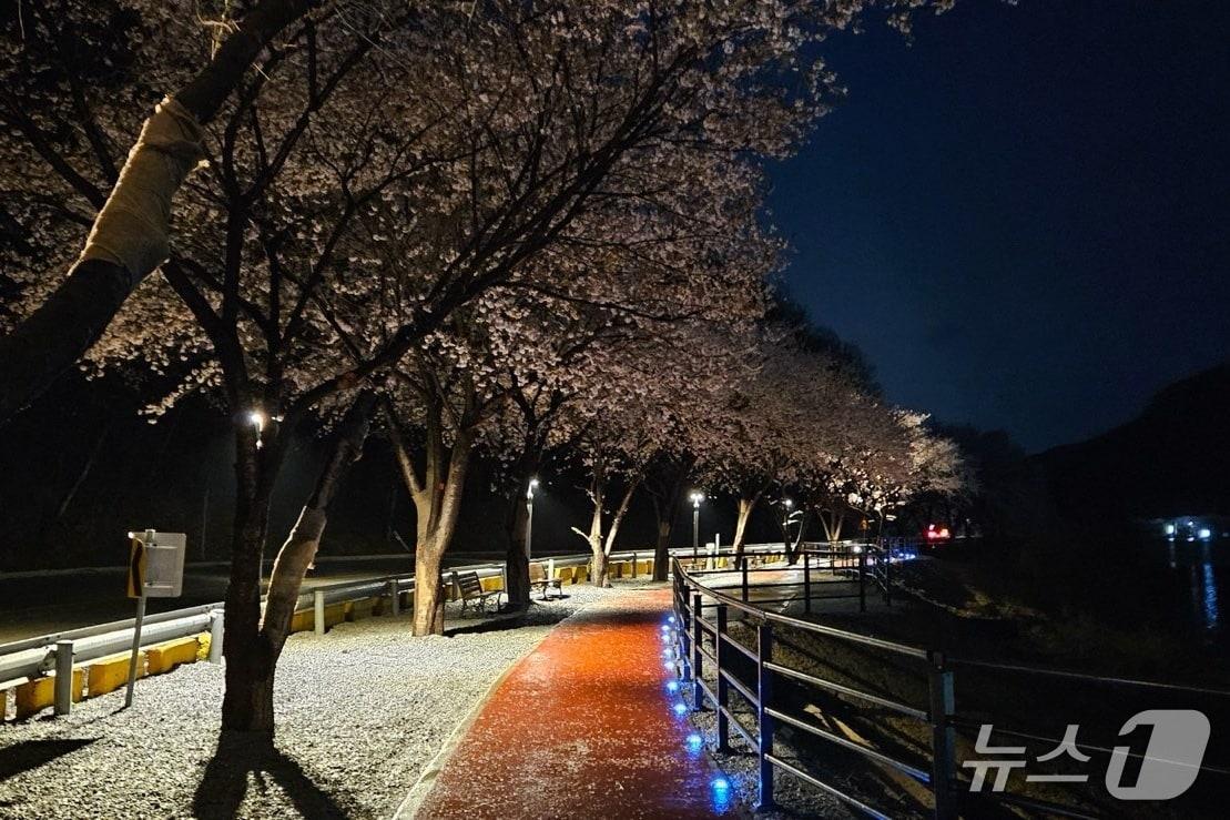 본문 이미지 -  15일 충북 음성군이 무극저수지 자전거도로에 쉼터를 조성했다고 밝혔다.(음성군 제공. 재판매 및 DB금지)/뉴스1