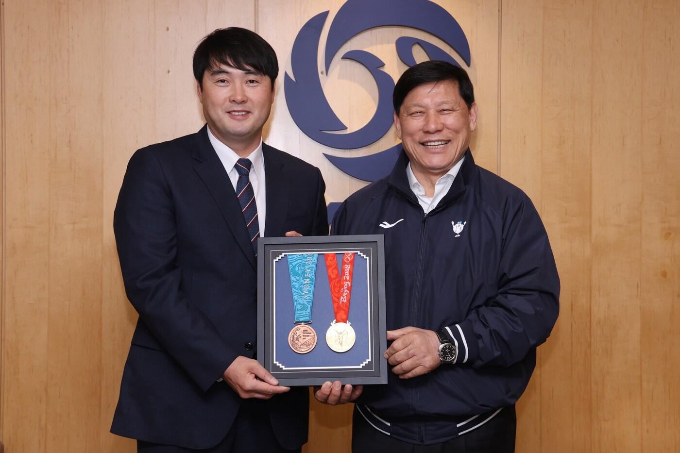 정대현 삼성 수석코치(왼쪽)와 허구연 KBO 총재 메달 전달식.(KBO 제공)