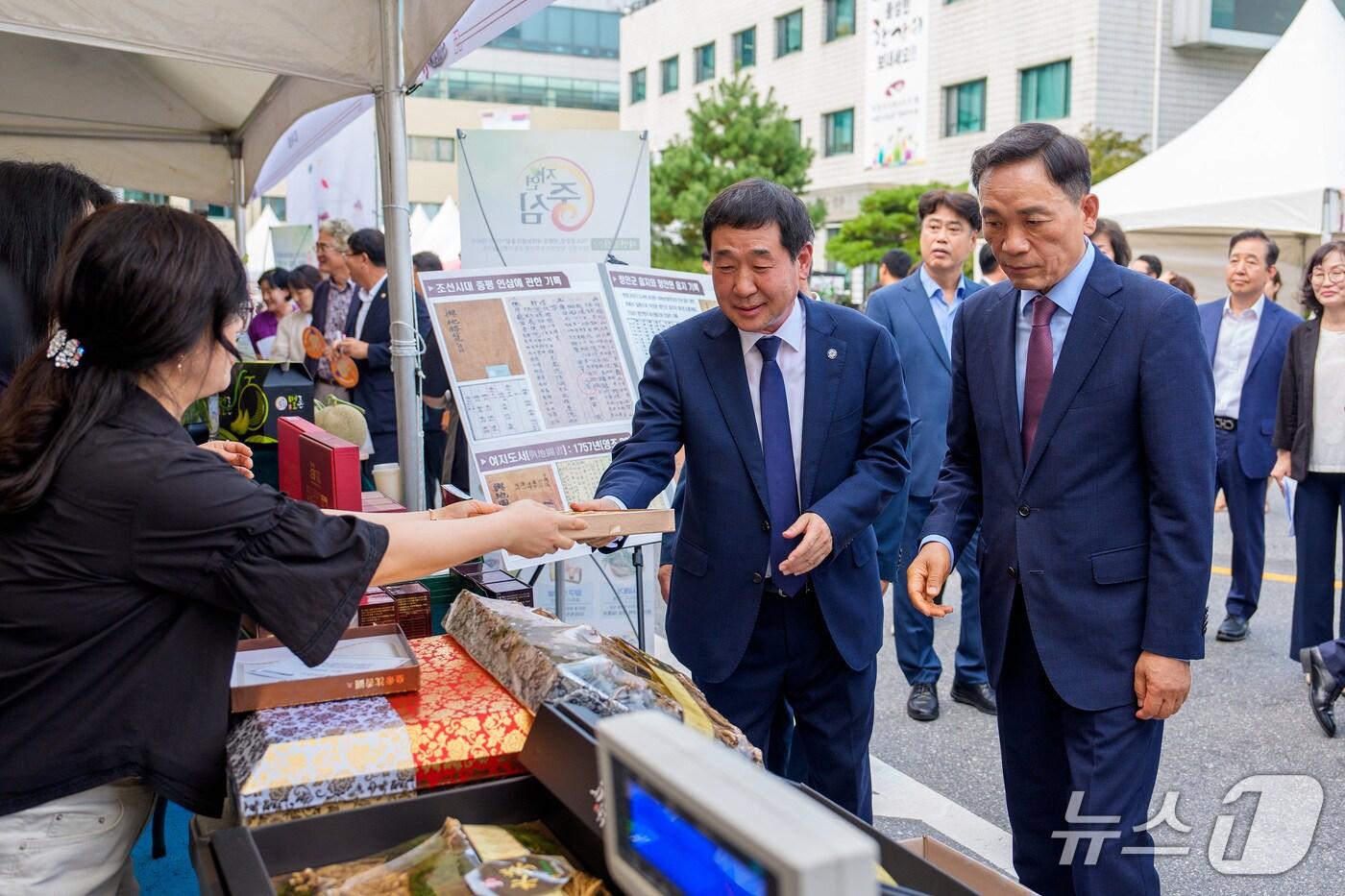 이재영 충북 증평군수와 조성명 서울 강남구청장이 지난해 강남구청에서 열린 증평 농특산물 직거래 장터를 둘러보고 있다.(증평군 제공)/뉴스1