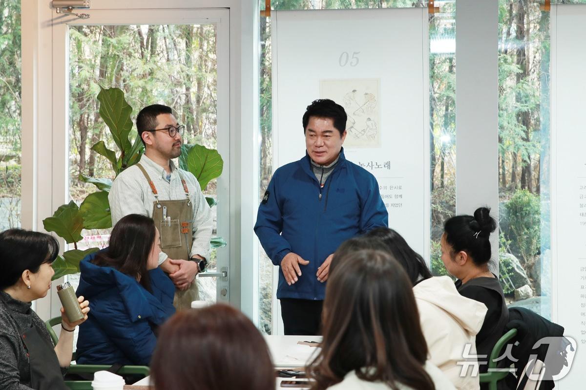 본문 이미지 - 친환경 도시텃밭 개장식에서 기초농사기술 교육에 참여한 박준희 관악구청장(오른쪽, 관악구청 제공)