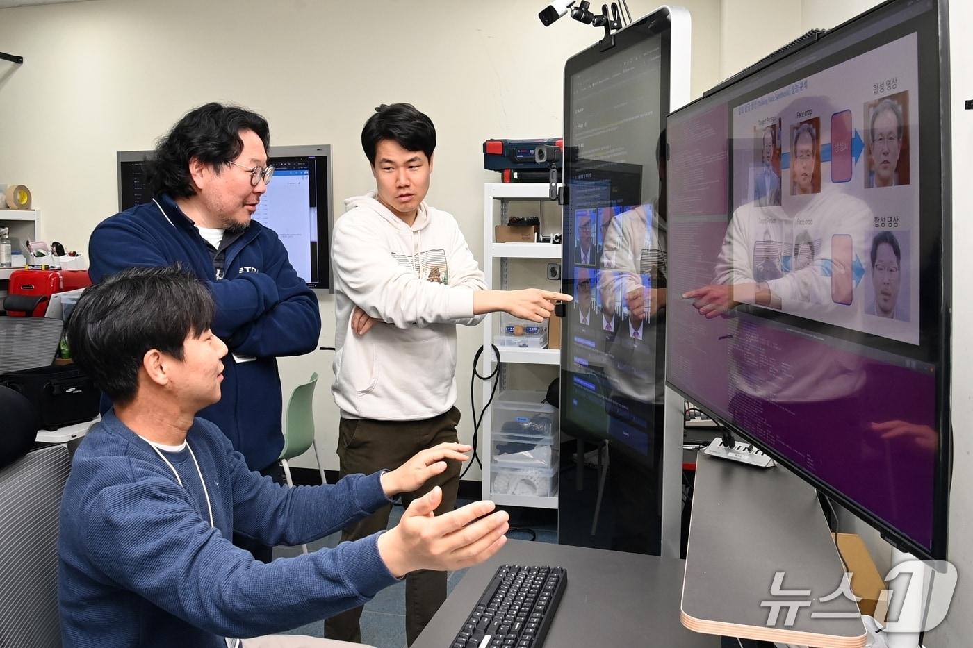 전자통신연구원 관계자들이 사진 한장으로 초실사 인공지능 아바타 생성 기술을 설명하고 있다. (전자통신연구원 제공. 재판매 및 DB금지) /뉴스1