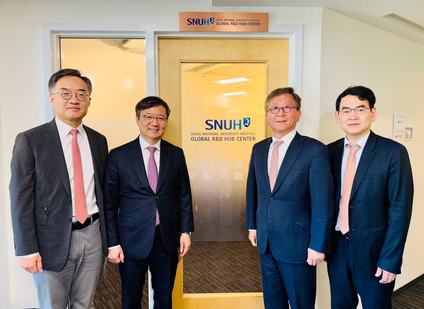 본문 이미지 - 지난 14일 미국 보스턴 서울대병원 보스턴오피스 현판식 이후 기념사진. 서울대병원 조영민 기획조정실장&#40;왼쪽부터&#41;, 김영태 병원장, 김용진 의생명연구원장, 박도중 대외협력실장.&#40;서울대병원 제공&#41;