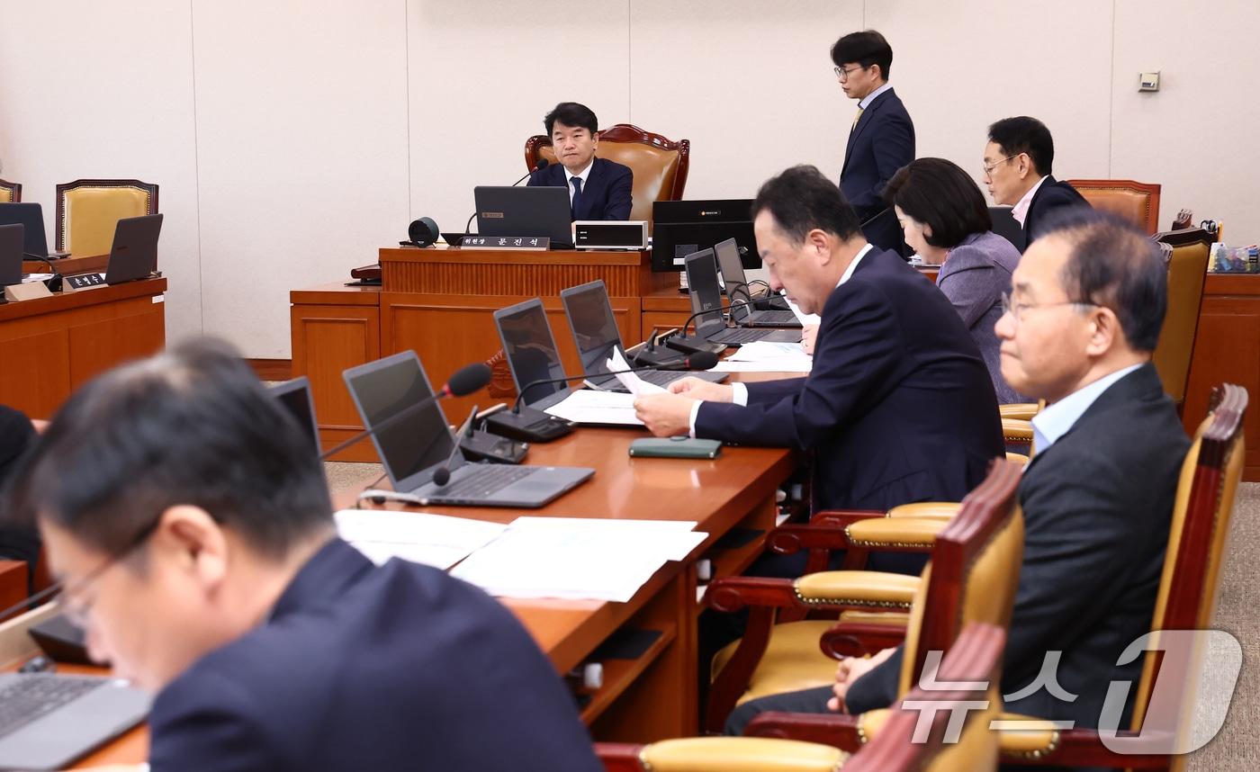 문진석 국토교통위원회 교통법안심사소위원장이 15일 오전 서울 여의도 국회에서 열린 제1차 교통법안심사소위원회 회의를 주재하고 있다. 2025.4.15/뉴스1 ⓒ News1 김민지 기자