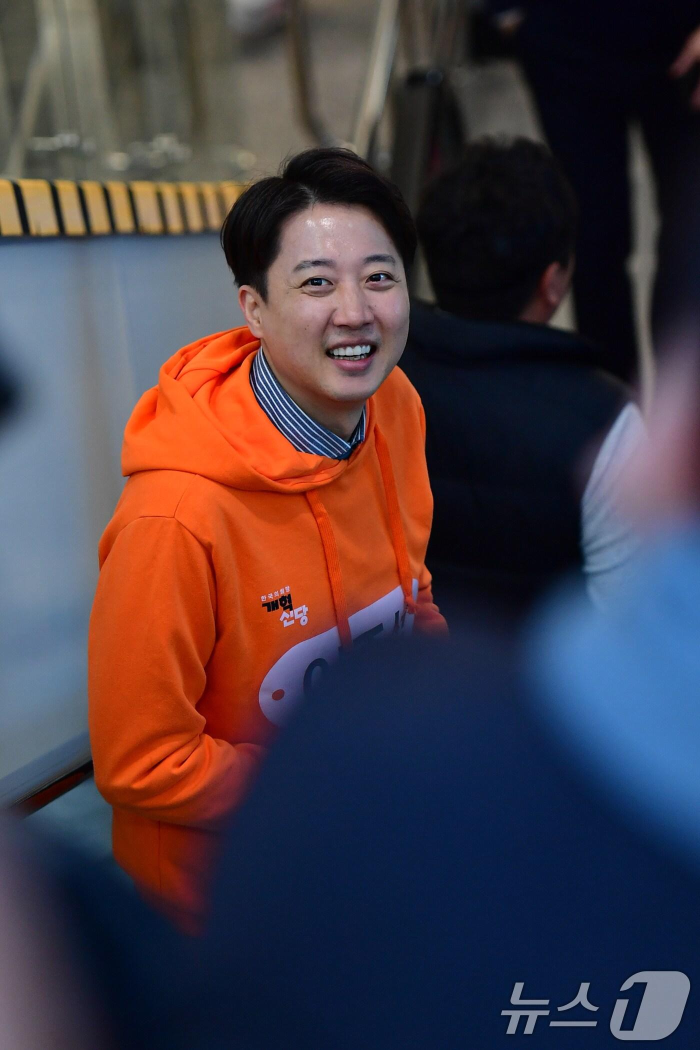 본문 이미지 - 대선에 출마하는 이준석 개혁신당 의원이 15일 오전 경북 포항시에서 거리 인사를 마친 후 상경하기 위해 포항역으로 이동하고 있다. 2025.4.15/뉴스1 ⓒ News1 최창호 기자